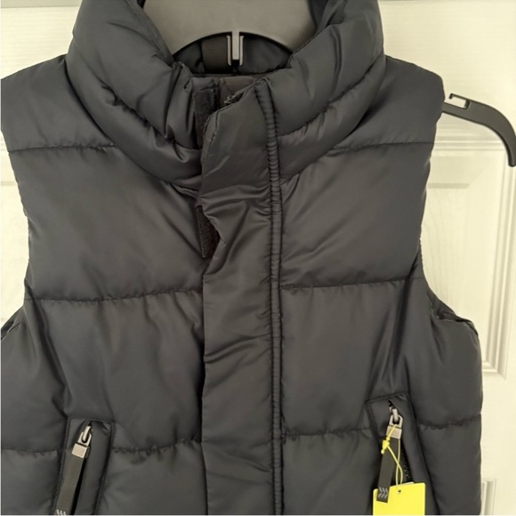 NWT All In Motion Black Puffer Vest size XS. Oversized to med - Picture 3 of 8